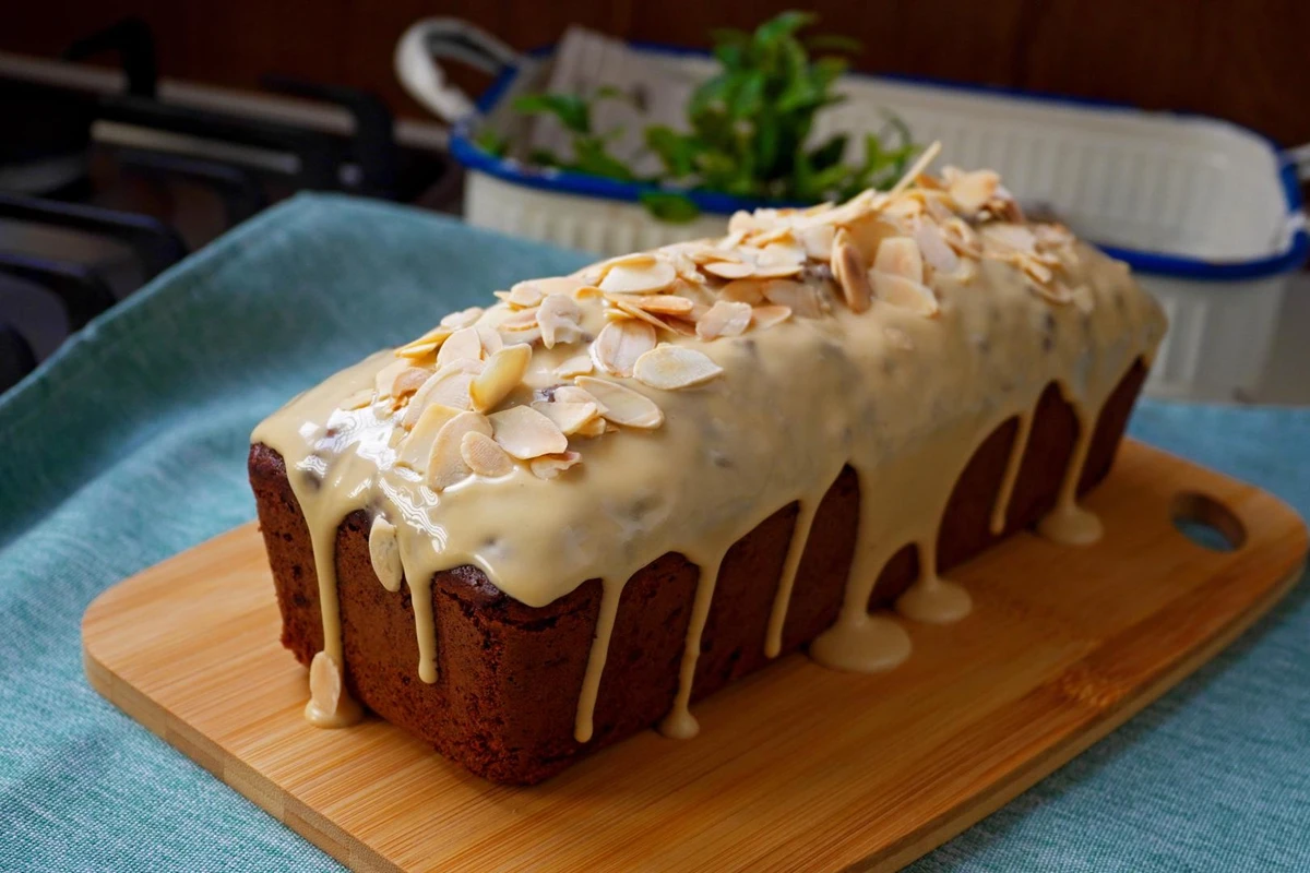 Bolo de nuts com café e glacê de cream cheese