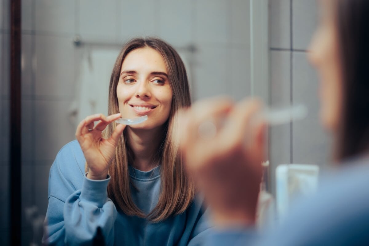 O clareamento dental deve seguir critérios técnicos definidos por um dentista, mesmo quando feito em casa (Imagem: Nicoleta Ionescu | Shutterstock)