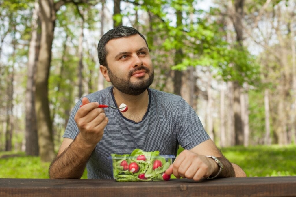 O rabanete é fonte de fibras alimentares que auxiliam no bom funcionamento do intestino (Imagem: Eightshot Images | Shutterstock)