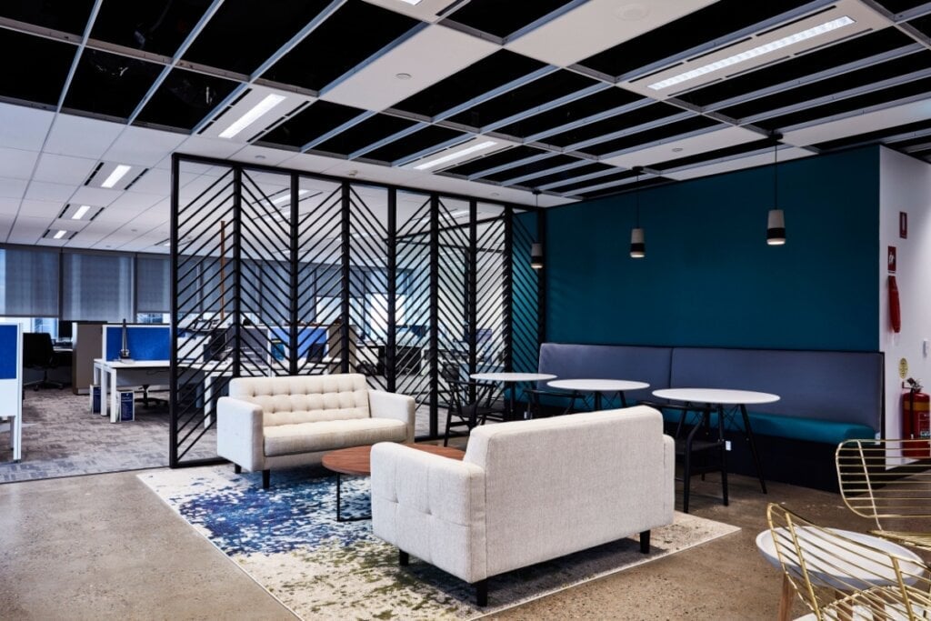 Tons de azul são ideais para ambientes que exigem seriedade e concentração (Imagem: PhotoMavenStock | Shutterstock) 