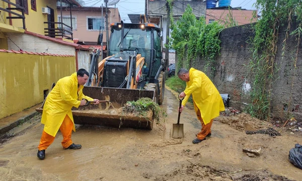 Limpeza de ruas em Angra dos Reis durante as chuvas que atingem a cidade
