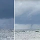 Imagem - Tromba d'água surpreende banhistas em praia de Aracruz; veja vídeo