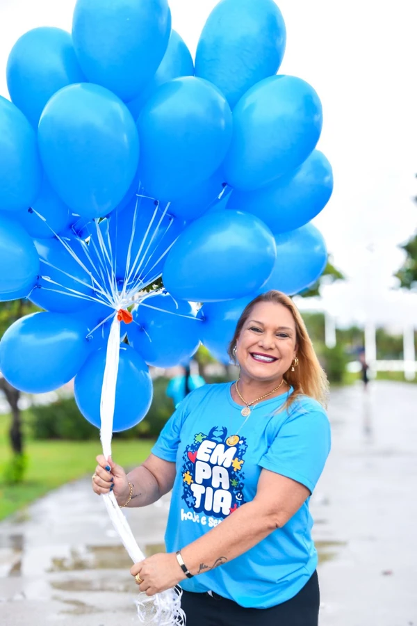 Caminhada da Amaes em conscientização do autismo reúne milhares de pessoas na Praia de Camburi neste domingo por Lenina Ottoni