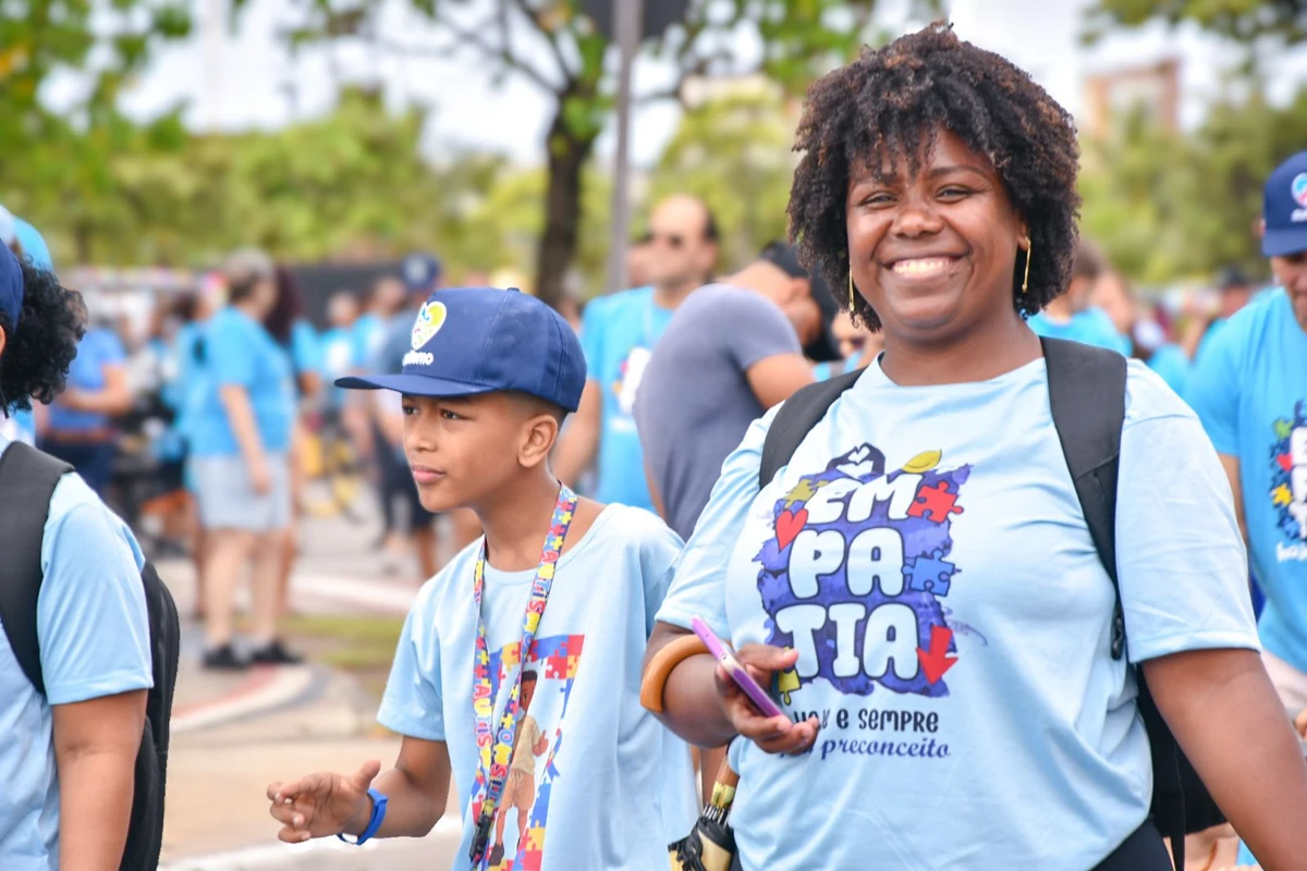 Caminhada da Amaes em conscientização do autismo reúne milhares de pessoas na Praia de Camburi neste domingo por Lenina Ottoni