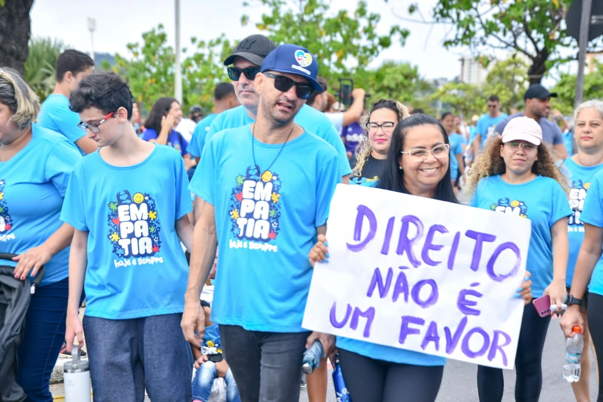 Caminhada da Amaes em conscientização do autismo reúne milhares de pessoas na Praia de Camburi neste domingo por Lenina Ottoni