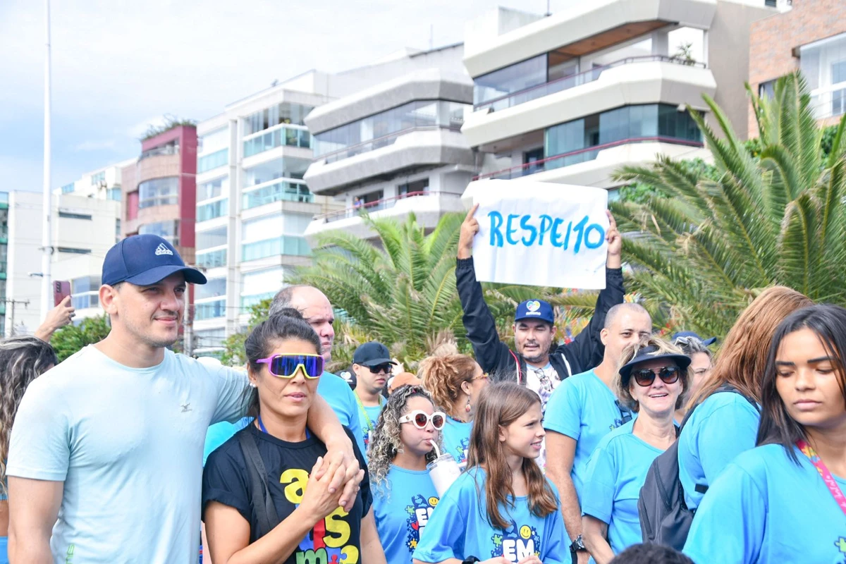 Caminhada da Amaes em conscientização do autismo reúne milhares de pessoas na Praia de Camburi neste domingo por Lenina Ottoni