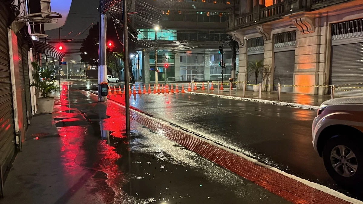Parte da marquise do Sesc Glória cai no Centro de Vitória e rua é interditada por João Brito/TV Gazeta