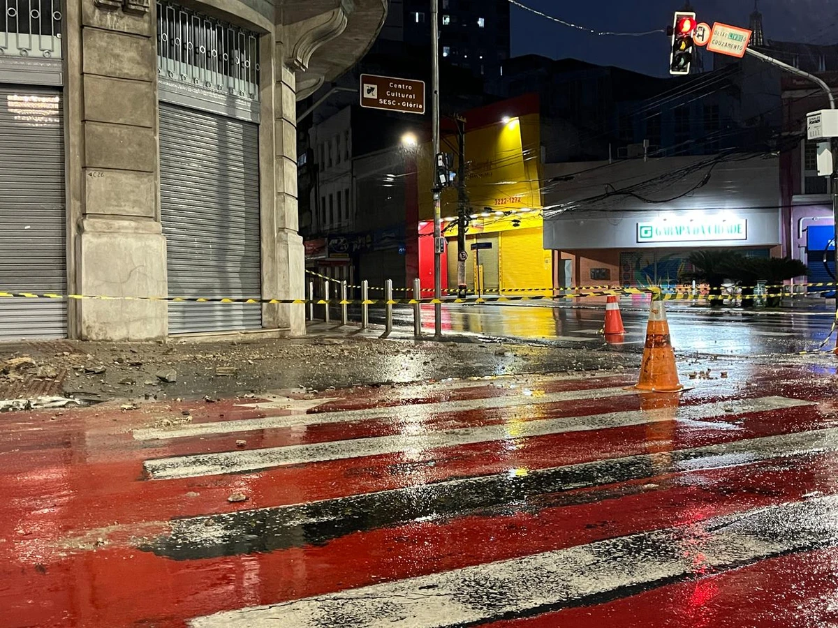 Parte de marquise do Sesc Glória cai no Centro de Vitória por João Brito/TV Gazeta