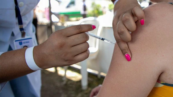 Nonavalente está disponível desde 2023 no Brasil; SUS ainda aplica a quadrivalente