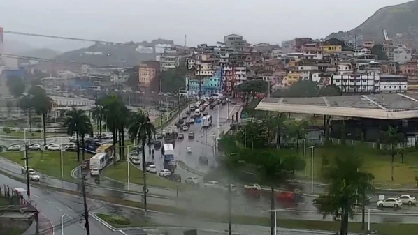 Condutores vão precisar de paciência e muito cuidado devido a pontos de alagamento na Capital