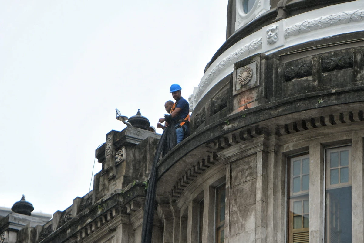 Área é isolada e equipes trabalham no local após queda de marquise do Sesc Glória por Fernando Madeira