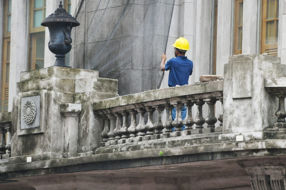 Área é isolada e equipes trabalham no local após queda de marquise do Sesc Glória por Fernando Madeira