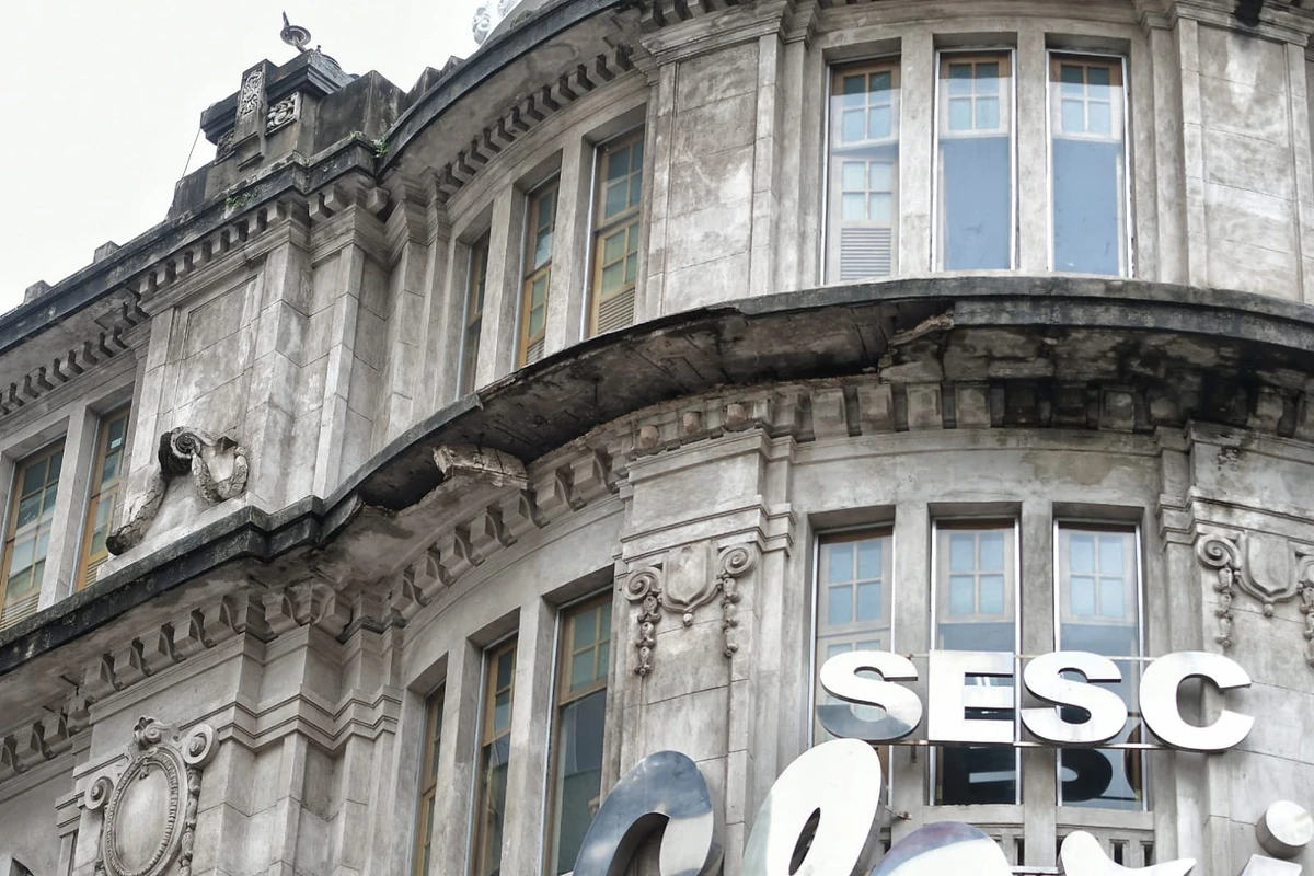 Área é isolada e equipes trabalham no local após queda de marquise do Sesc Glória por Fernando Madeira