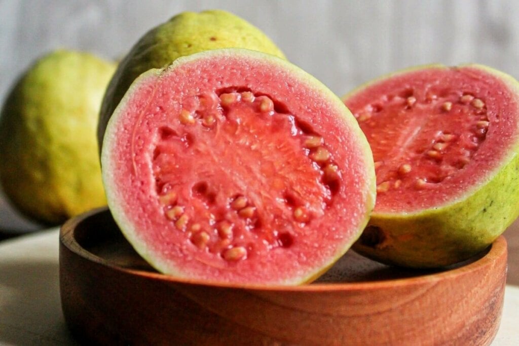 A goiaba ajuda a estimular a produção de glóbulos brancos  (Imagem: Muklis_7 | Shutterstock)