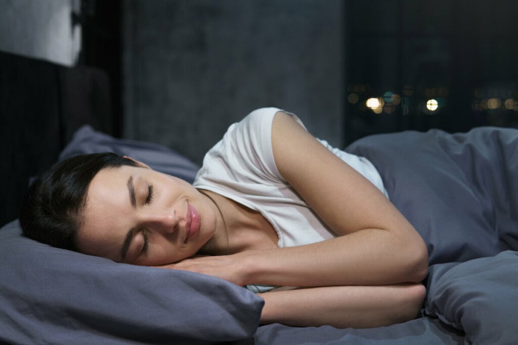 Dormir bem é importante para os músculos crescerem (Imagem: Damir Khabirov | Shutterstock)