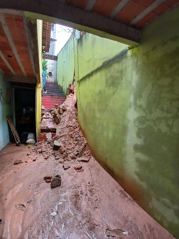 Muro desaba em Guarapari após chuva por Prefeitura de Guarapari