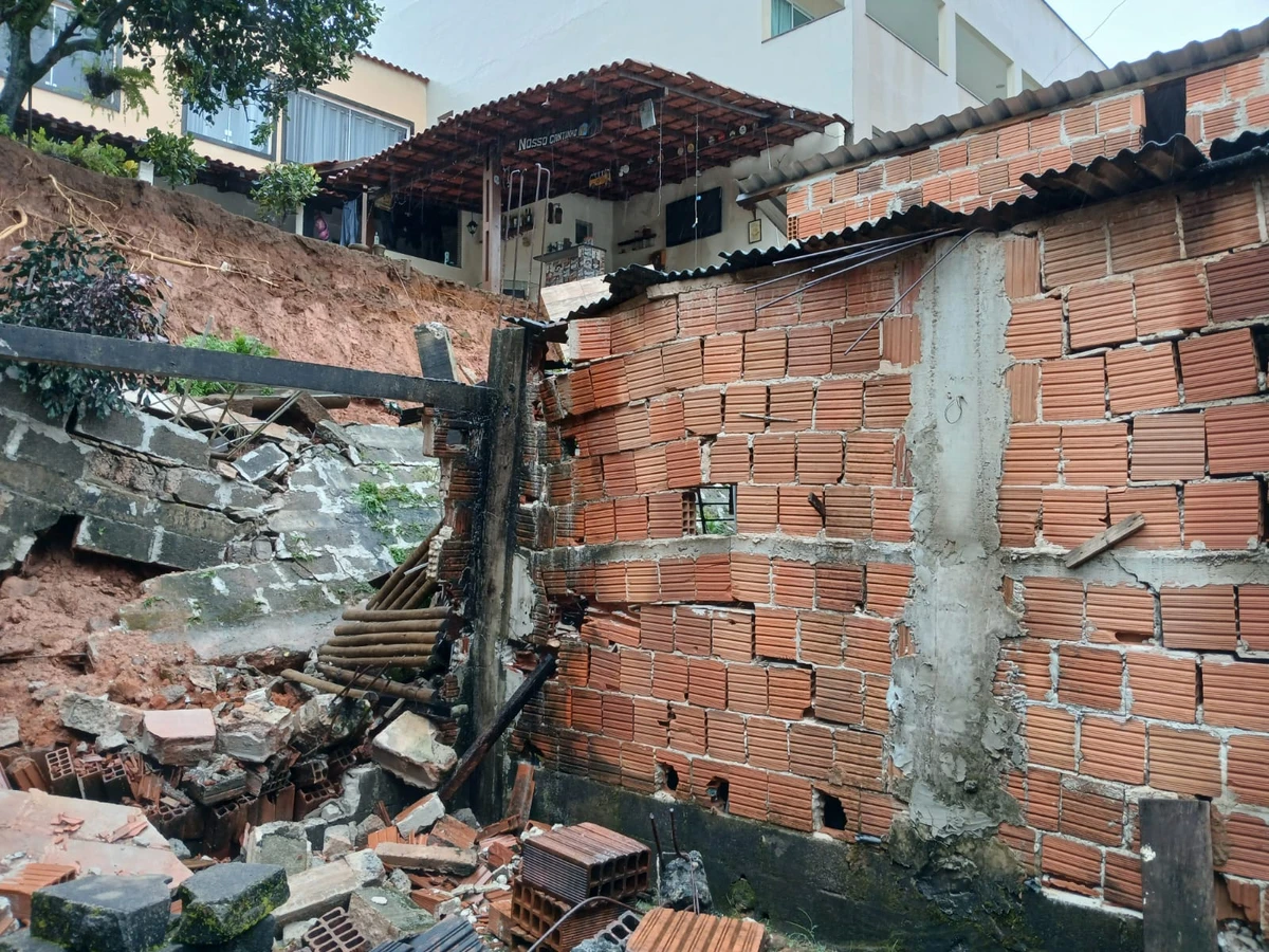 Muro desaba em Guarapari após chuva por Prefeitura de Guarapari
