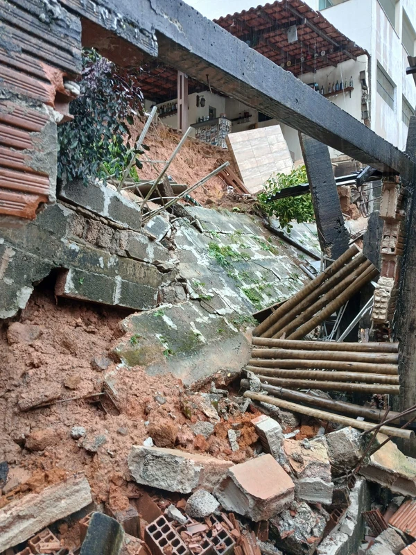 Muro desaba em Guarapari após chuva por Prefeitura de Guarapari