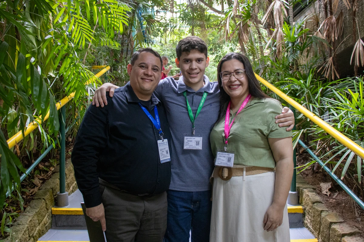 Thiago Costa, pastor da ICM, Sara Costa, professora de arte, e Thiago Costa Filho, estudante