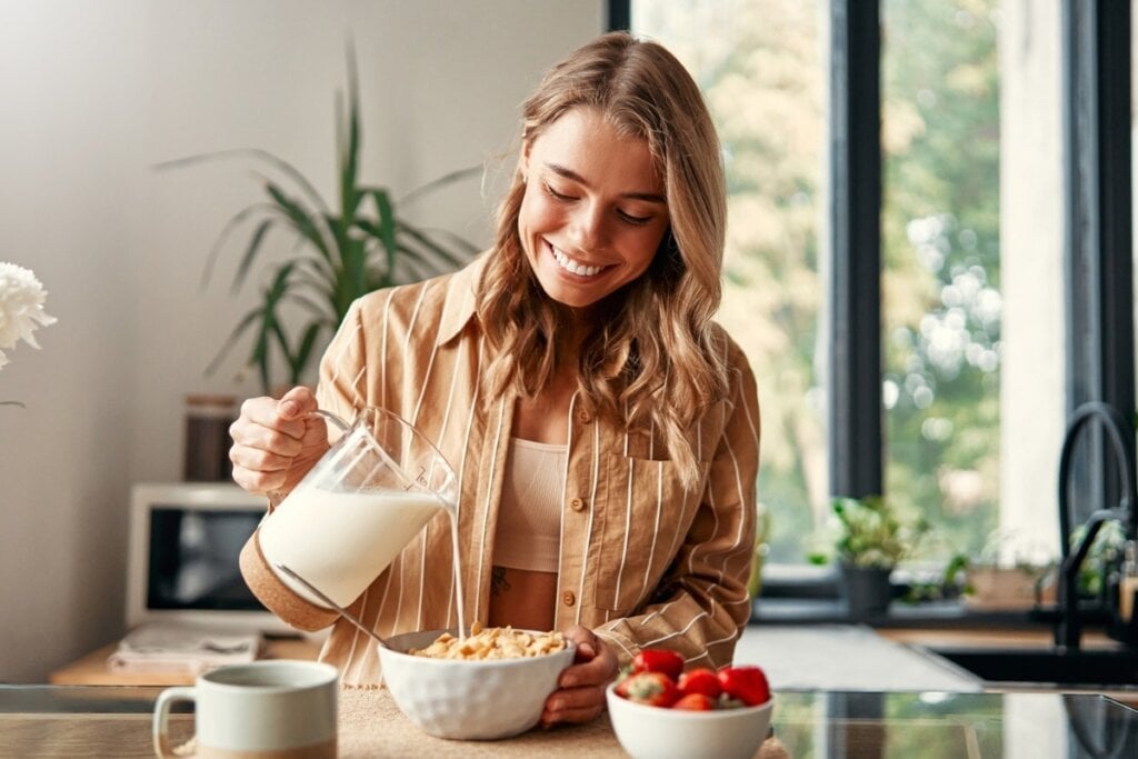 O leite é uma excelente fonte de nutrientes essenciais para a saúde (Imagem: ORION PRODUCTION | Shutterstock) 