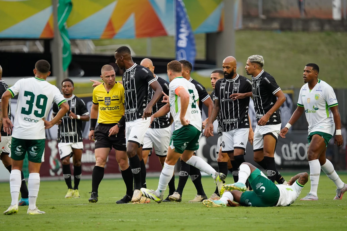 Partida entre Rio Branco e Porto Vitória pela final do Campeonato Capixaba de futebol no estádio Kléber Andrade