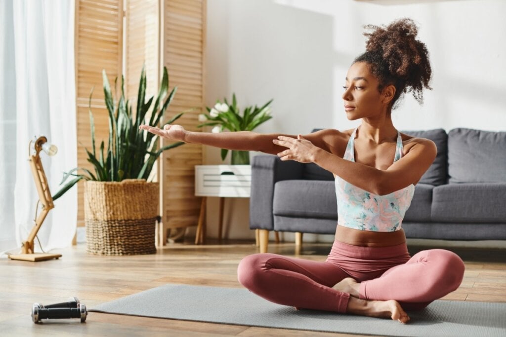 Na fase menstrual o ideal é praticar exercícios leves como yoga (Imagem: LightField Studios | Shutterstock) 