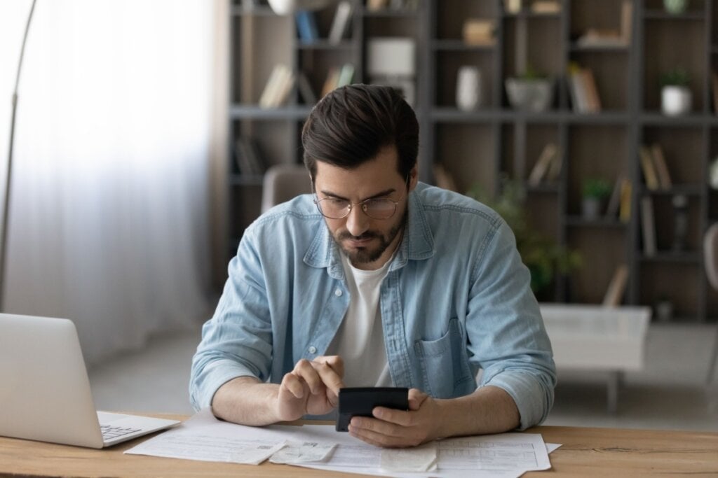 O excesso de apostas pode comprometer a renda familiar e o pagamento das contas essenciais (Imagem: fizkes | Shutterstock)