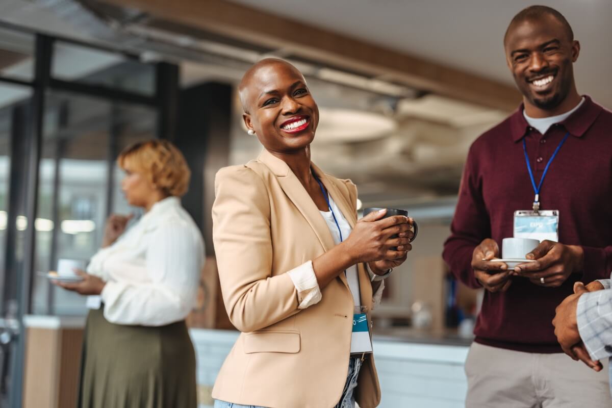 O networking é essencial para a construção de uma carreira sólida (Imagem: Jacob Lund | Shutterstock) 