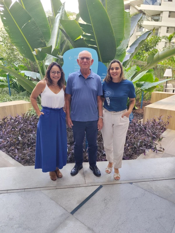 Marcos Abaurre entre Simone Mozine e Viviane Albani da Nazca - Empreendimento lha Vitória - que faz parte do Complexo Reserva Vitória - na Enseada do Suá, sendo entregue aos moradores.