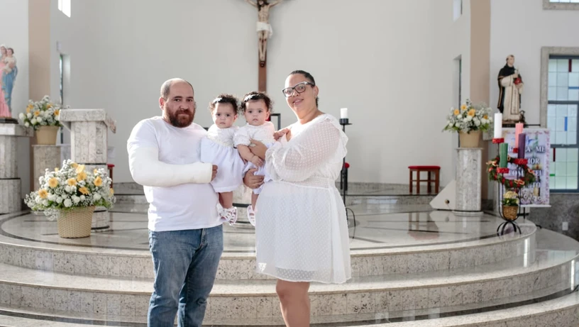 Aurora e Alice com os pais Francisney e Valquiria