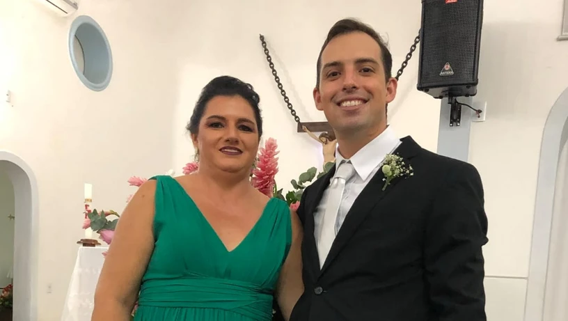 Evanda Luzia Freitas Loureiro e o filho que, quando era bebê, sofreu um acidente doméstico
