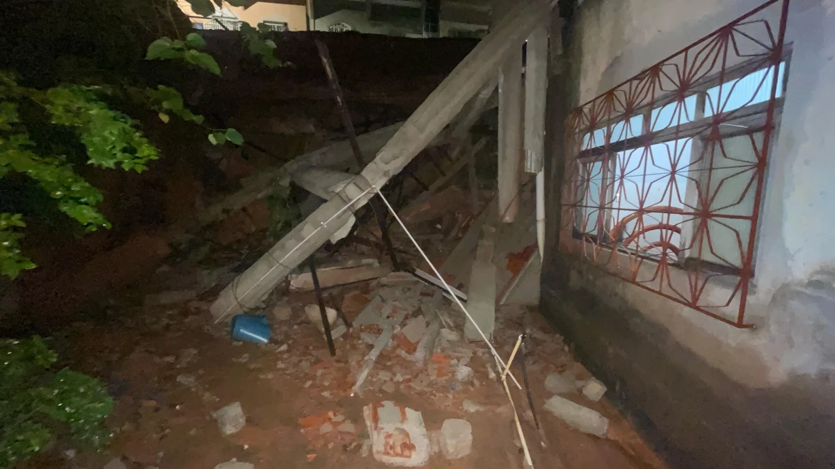 Chuvas fortes derrubam muro que atinge casa em Cariacica por Álvaro Guaresqui