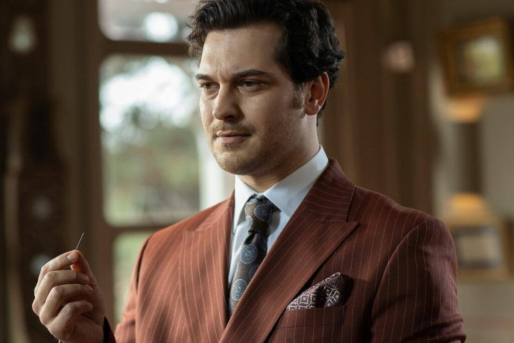 &#8220;O Famoso Alfaiate&#8221; narra a história de um talentoso alfaiate que herda o prestigiado negócio de seu pai, mas descobre segredos sombrios sobre a família (Imagem: Reprodução digital | Netflix)