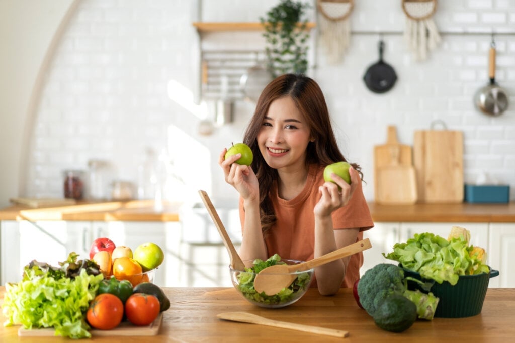 A prática de se alimentar conscientemente ajuda a reconhecer os sinais de saciedade (Imagem: Art_Photo | Shutterstock)