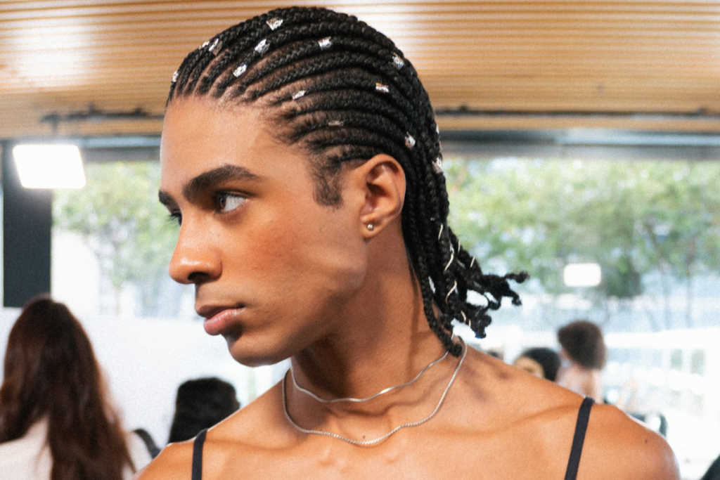 Os acessórios de cabelo marcaram presença nos desfiles da São Paulo Fashion Week 2025 (Imagem: Divulgação | Jacques Janine)