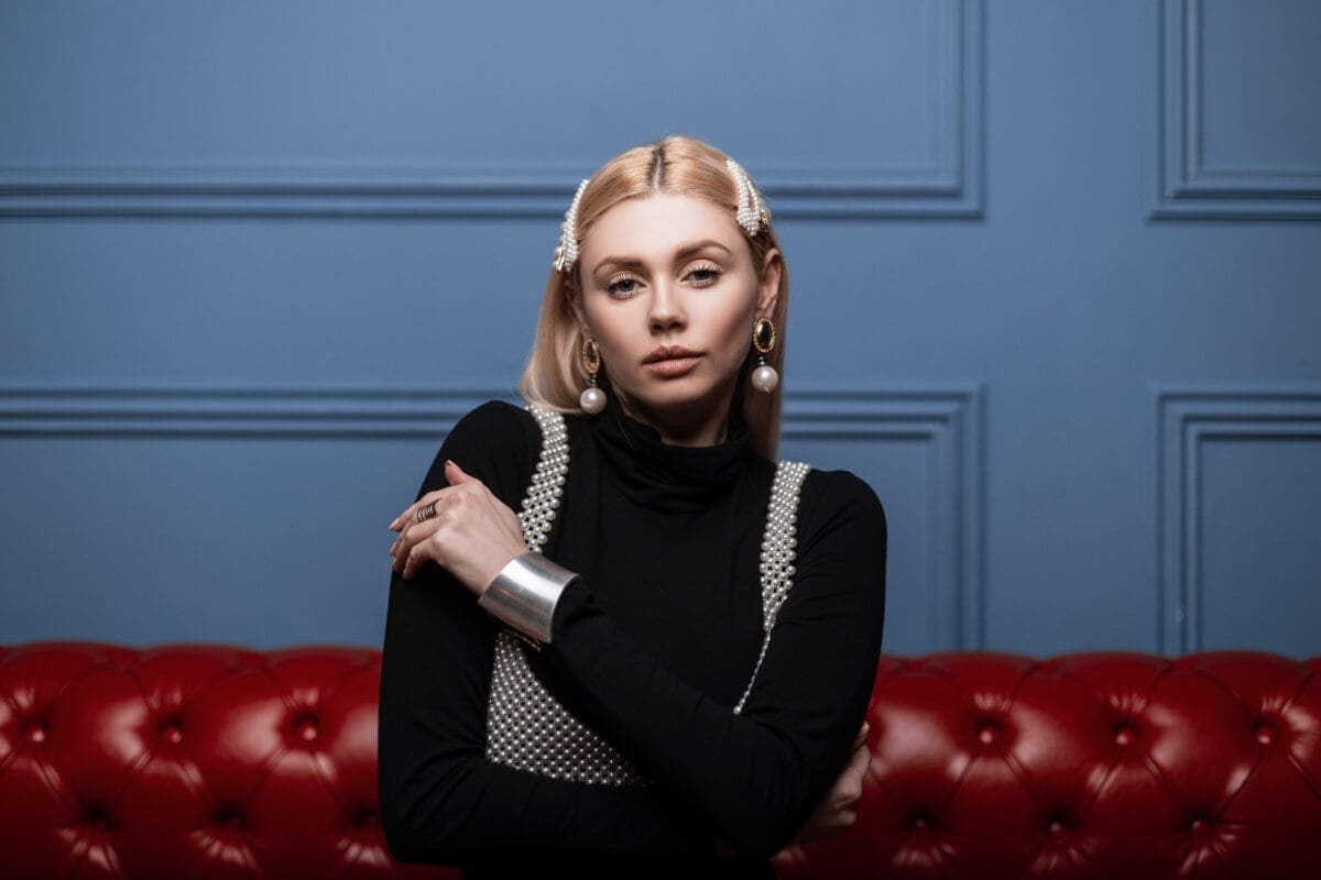 Os acessórios de cabelo voltaram à moda com novos formatos e estilos (Imagem: Alones | Shutterstock) 