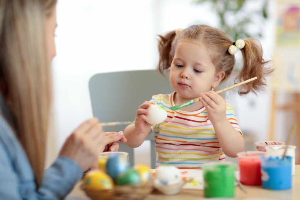 Os ovos de galinha decorados ajudam a tornar a Páscoa mais nutritiva (Imagem: Oksana Kuzmina | Shutterstock)