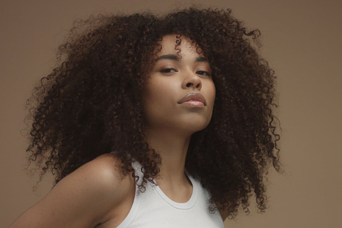 São Paulo Fashion Week reforça a tendência dos cabelos naturais como forma de expressão (Imagem: Beauty Stock | Shutterstock) 