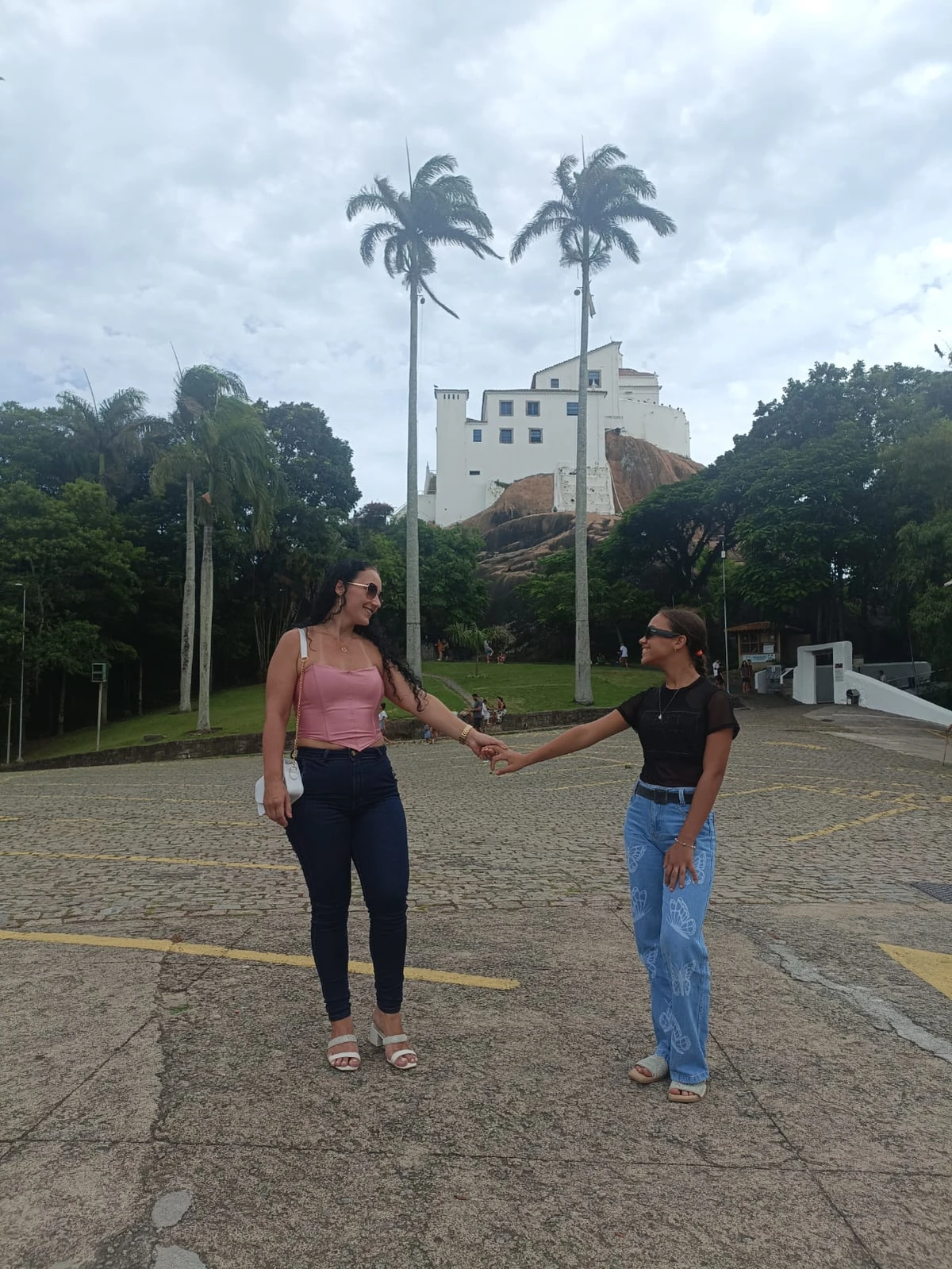 Gessandra e a filha Thalita em visita ao Convento da Penha: pedido a Nossa Senhora para uma nova gravidez da mãe foi atendido