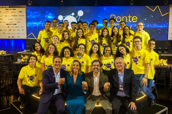 Rafael Furlanetti, Bartira Almeida, Luis Porto e Wilson Calmon e alunos do Instituto Ponte