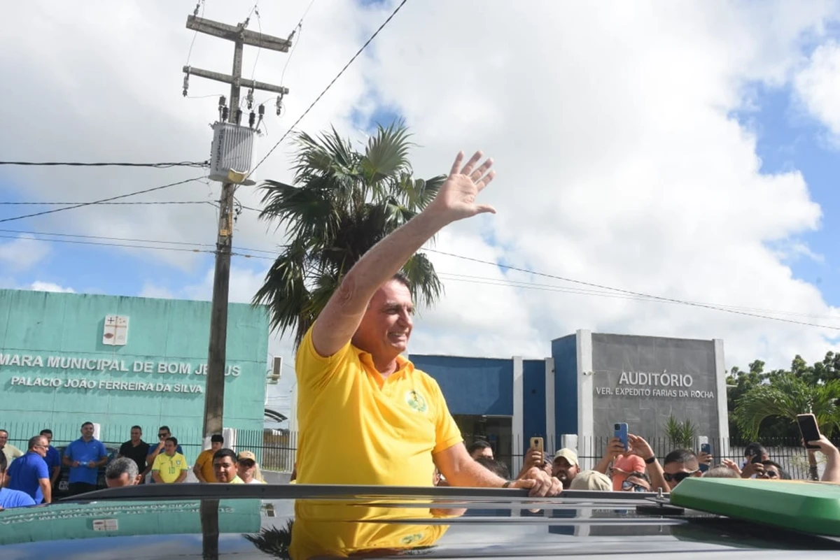  O ex-presidente Jair Bolsonaro (PL) discursava para apoiadores na cidade de Bom Jesus (RN), nesta sexta-feira (11), momentos antes de passar mal