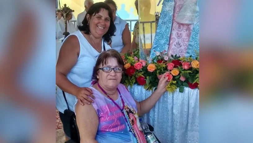 Elaine Bahiense Fiorotti Magnoni com a mãe, falecida em 2022, no Convento da Penha