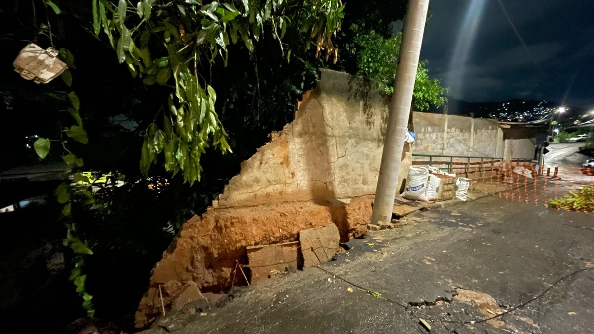 Chuvas fortes derrubam muro que atinge casa em Cariacica