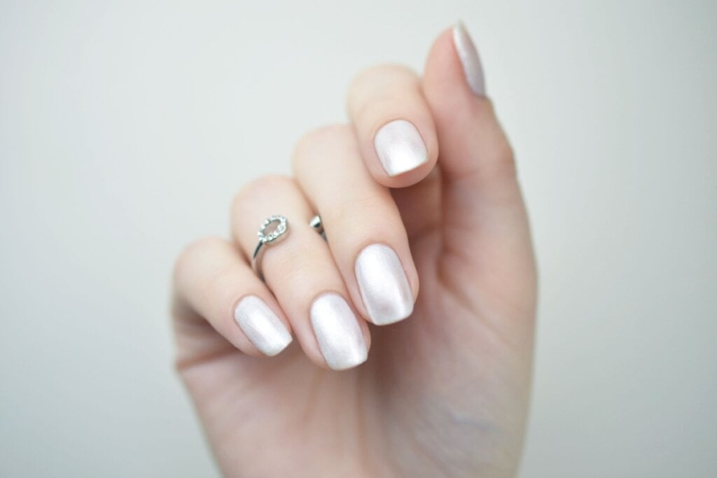 As unhas cintilantes combinam com um visual minimalista (Imagem: Maviojelikiz | Shutterstock)