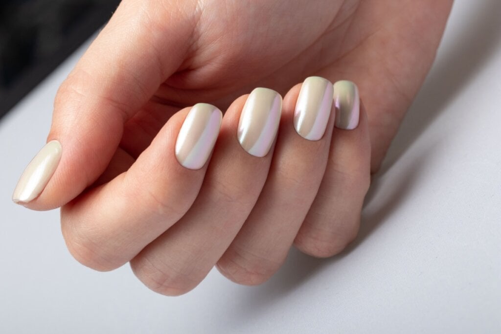 As unhas peroladas funcionam com qualquer look (Imagem: CHIVI SEYFETTIN | Shutterstock)