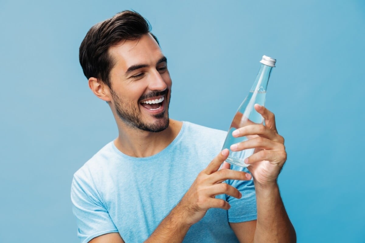 Os dentes não devem ser usados para abrir garrafas (Imagem: ShotPrime Studio | Shutterstock)