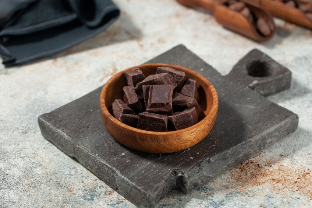 Para manter a saúde, vale consumir chocolates com alto teor de cacau (Imagem: Kabachki.photo | Shutterstock)