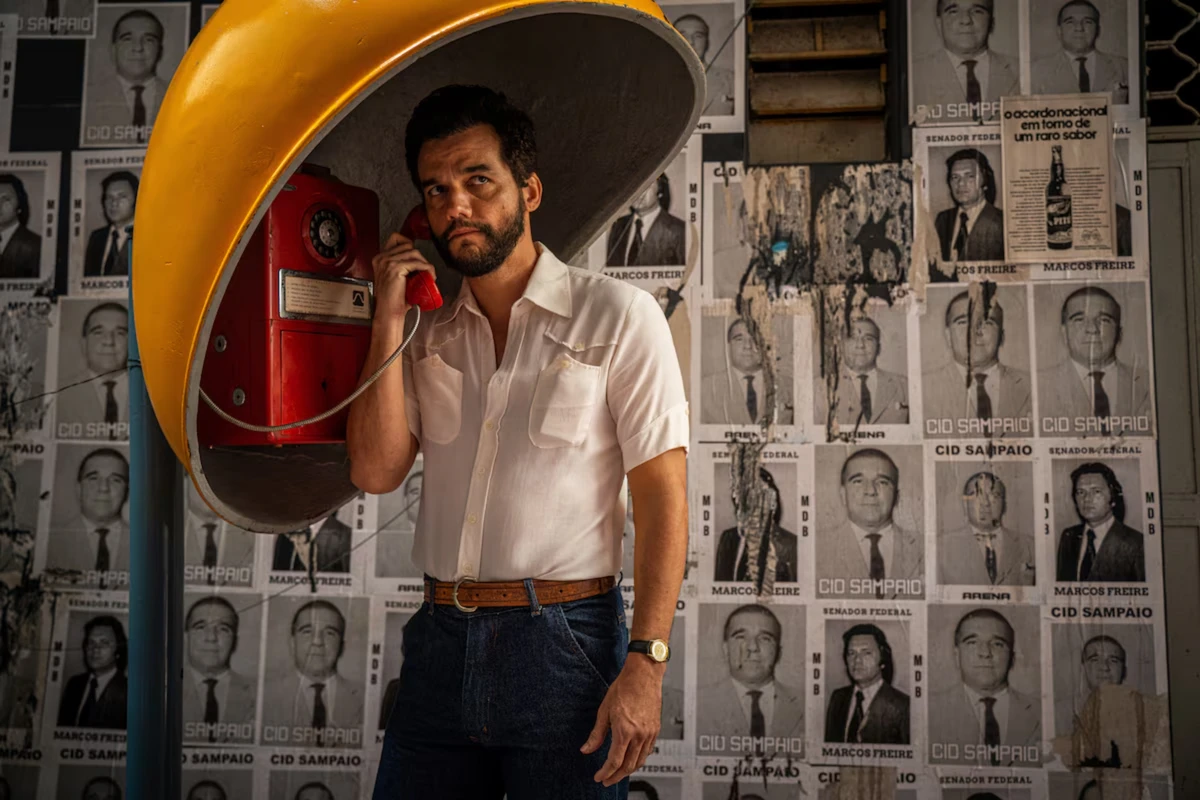 'O Agente Secreto' é um thriller ambientado no Brasil de 1977. Na trama, Marcelo (Wagner Moura) é um especialista em tecnologia que foge de um passado misterioso e volta ao Recife em busca de paz. 