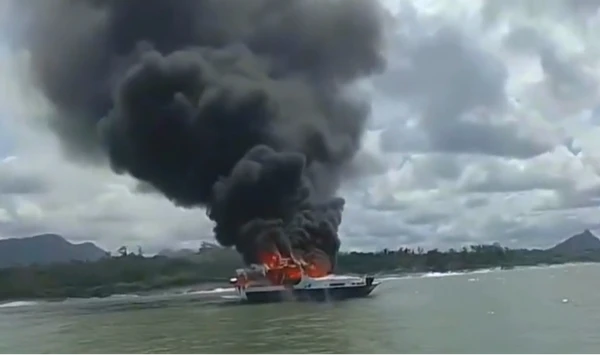Lancha pega fogo na Praia dos Adventistas, em Guarapari
