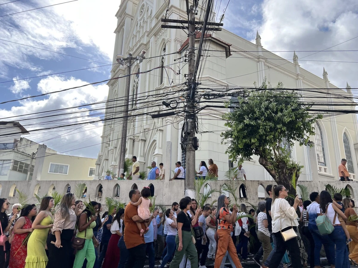 Domingo de Ramos na Catedral São Pedro, em Cachoeiro de Itapemirim por Diocese de Cachoeiro 